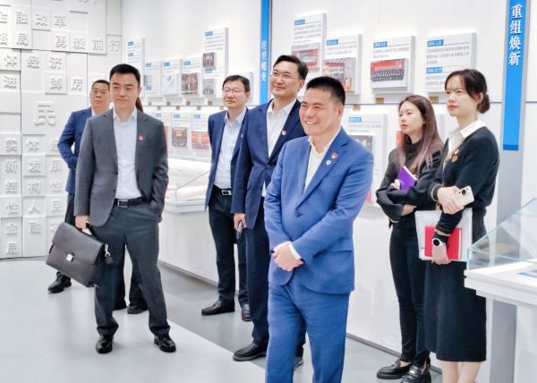 蔣錫培率隊(duì)拜訪江蘇銀行